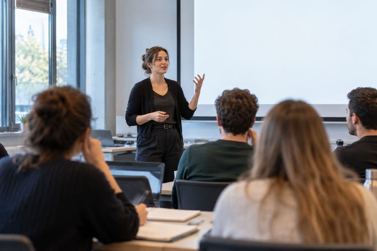 Unterricht mit einer Lehrerin vor der Gruppe
